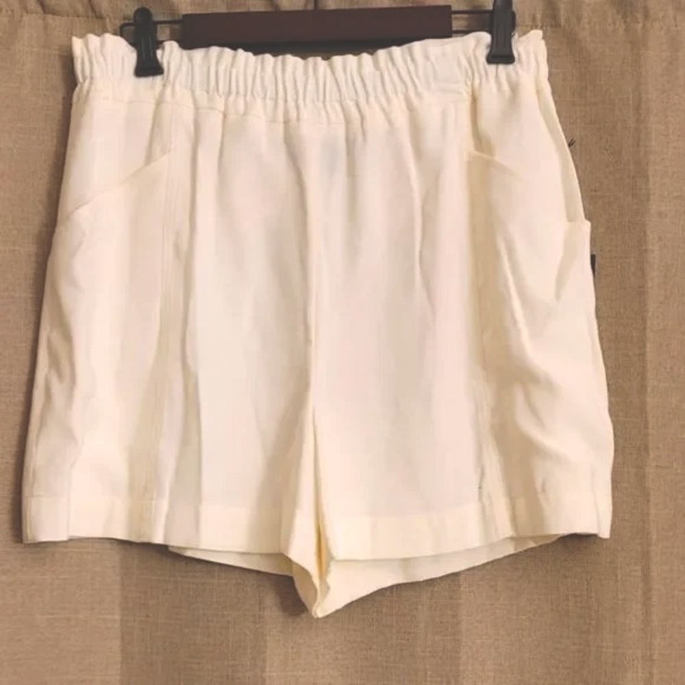 High waisted
Vera Wang Coconut
White shorts
